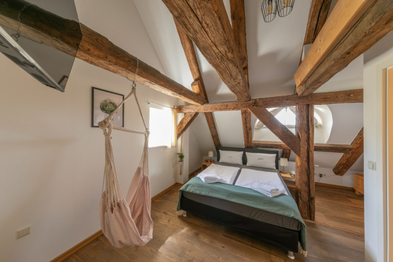 ahead Burghotel - Zimmer mit Holzbalken