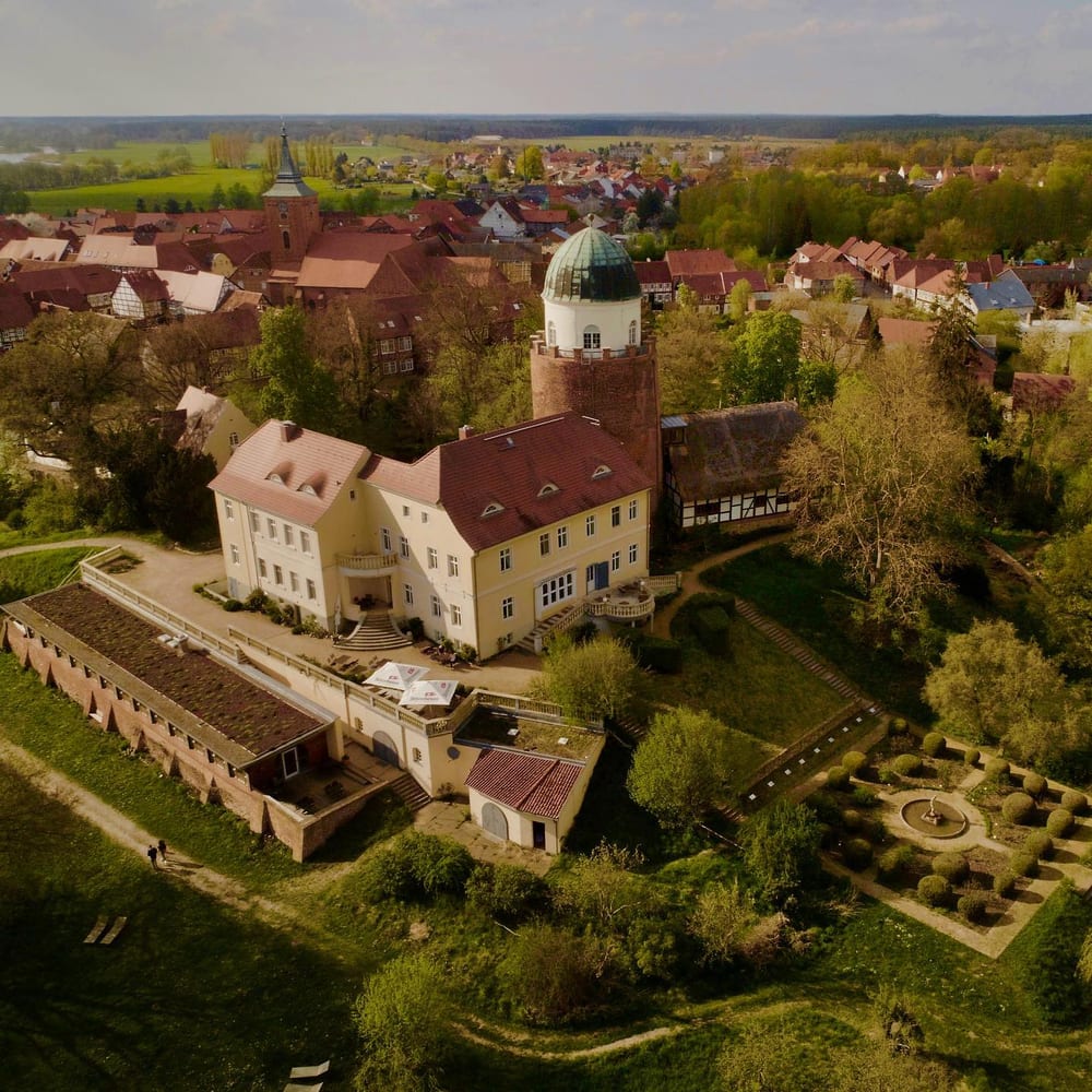 Das Ahead Burghotel an der Elbe von oben